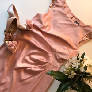 ❌SOLD❌ Vince Camuto Sleeveless Sheath Dress